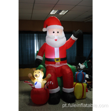 Papai Noel gigante inflável no sofá para decoração de Natal